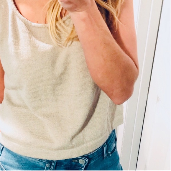 St. John Wool and Rayon sleeveless shell - Picture 3 of 5